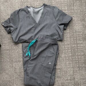 FIGS Graphite Scrub Set